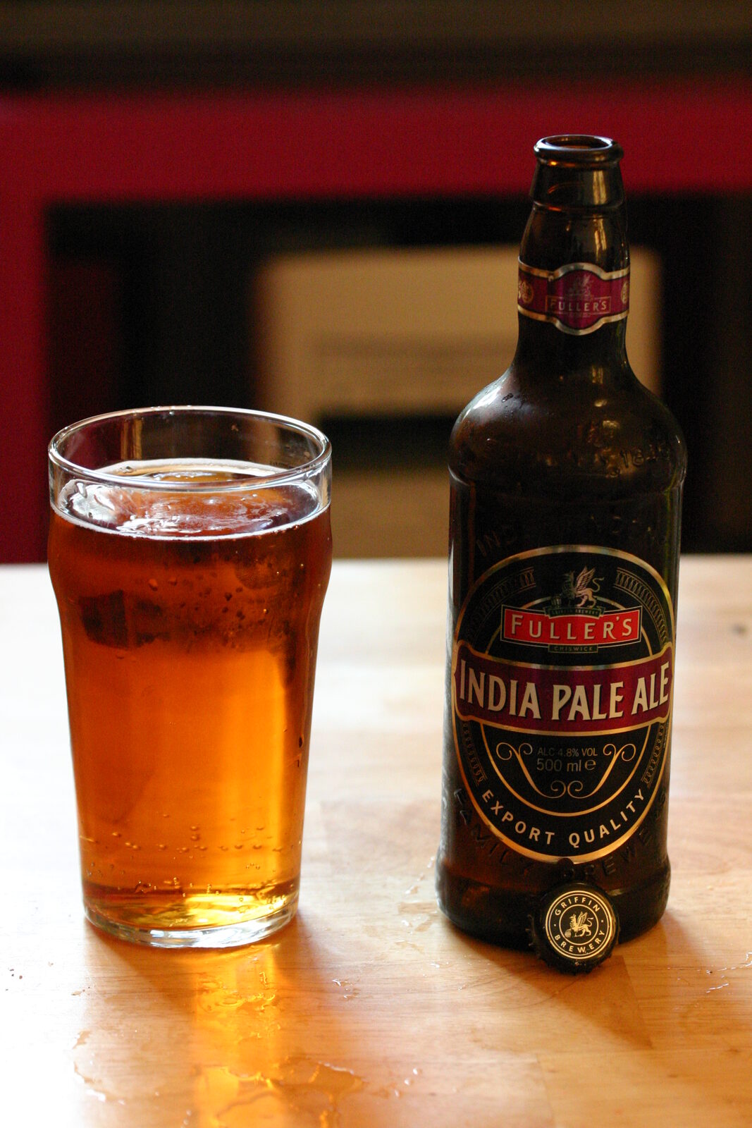 Бутылка и бокал India Pale Ale